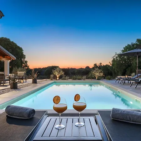 Sirola Near Pula For 8 Persons With 36 M2 Private Pool & Kids Activities