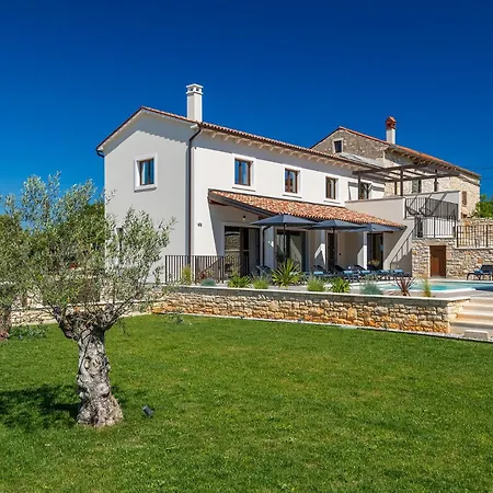 Sirola Near Pula For 8 Persons With 36 M2 Private Pool & Kids Activities