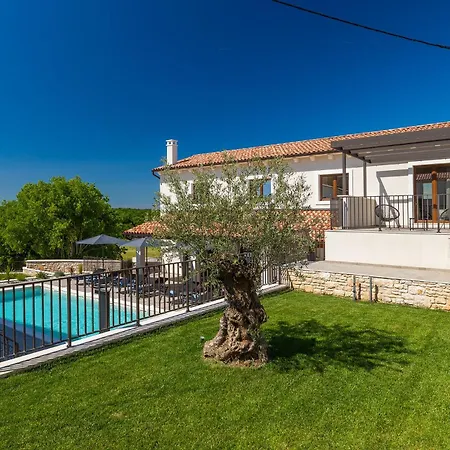 빌라 Sirola Near Pula For 8 Persons With 36 M2 Private Pool & Kids Activities *
