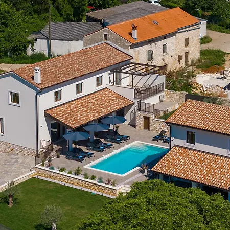 ヴィラ Sirola Near Pula For 8 Persons With 36 M2 Private Pool & Kids Activities *
