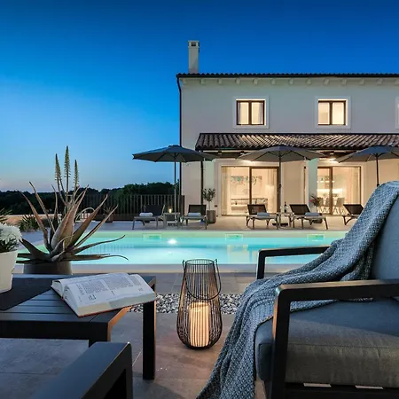Sirola Near Pula For 8 Persons With 36 M2 Private Pool & Kids Activities Valtura