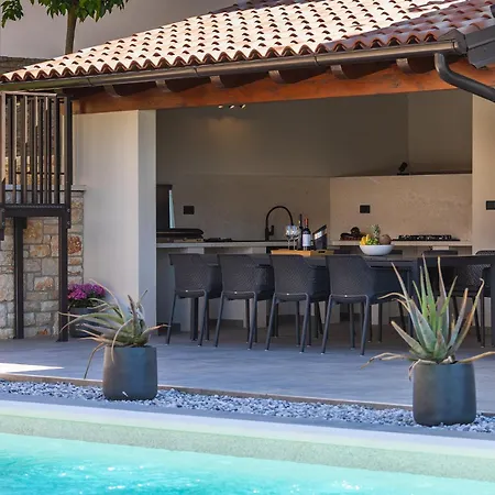 ヴィラ Sirola Near Pula For 8 Persons With 36 M2 Private Pool & Kids Activities *