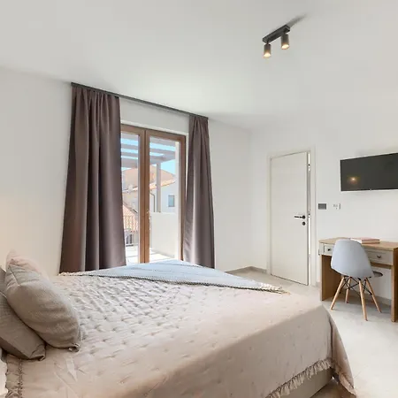 Sirola Near Pula For 8 Persons With 36 M2 Private Pool & Kids Activities ヴィラ *