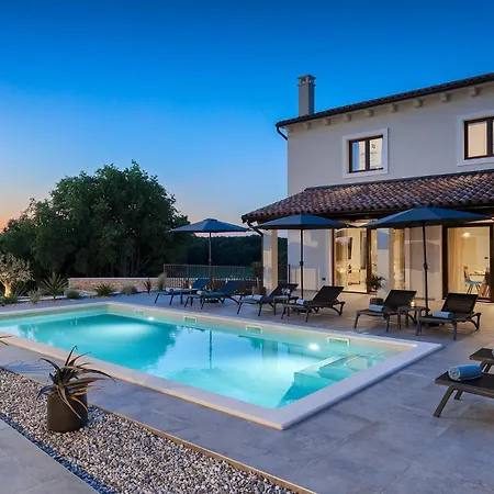 빌라 Sirola Near Pula For 8 Persons With 36 M2 Private Pool & Kids Activities