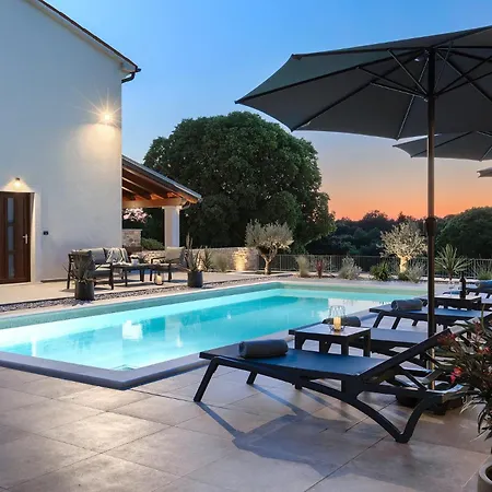 Sirola Near Pula For 8 Persons With 36 M2 Private Pool & Kids Activities *