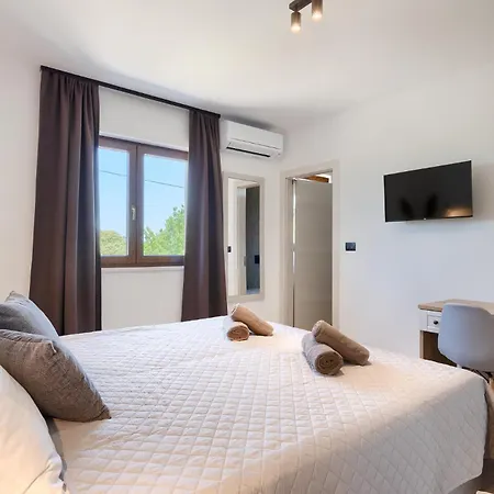 ヴィラ Sirola Near Pula For 8 Persons With 36 M2 Private Pool & Kids Activities *