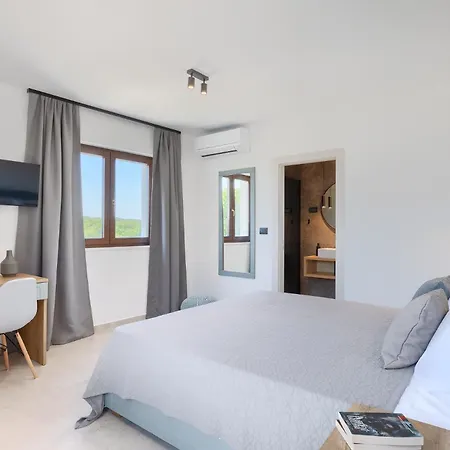 Sirola Near Pula For 8 Persons With 36 M2 Private Pool & Kids Activities