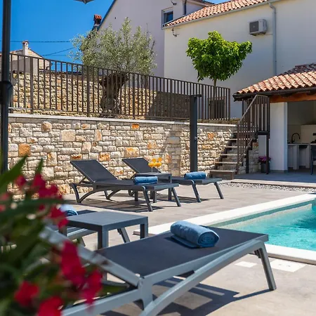 Sirola Near Pula For 8 Persons With 36 M2 Private Pool & Kids Activities ヴィラ *
